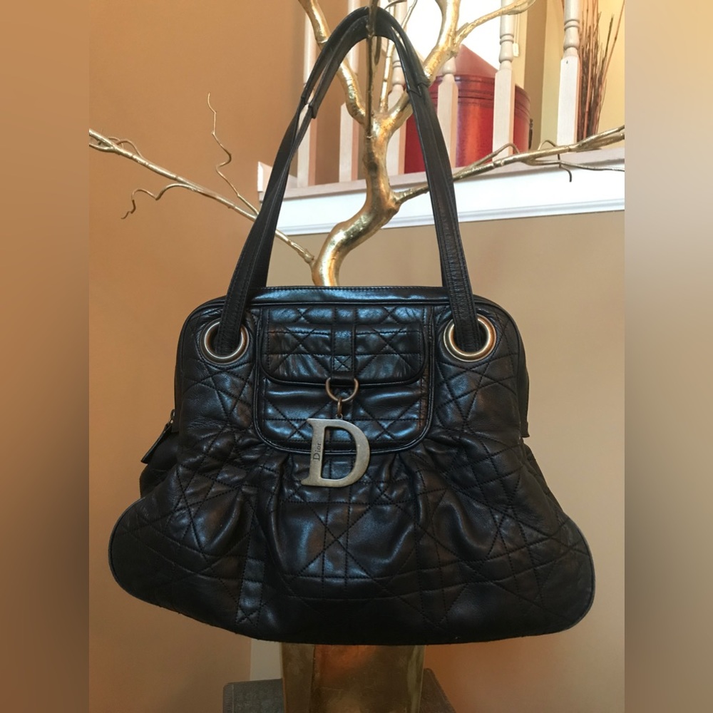 DIOR Classic large cannage calfskin shoulder bag. Black.